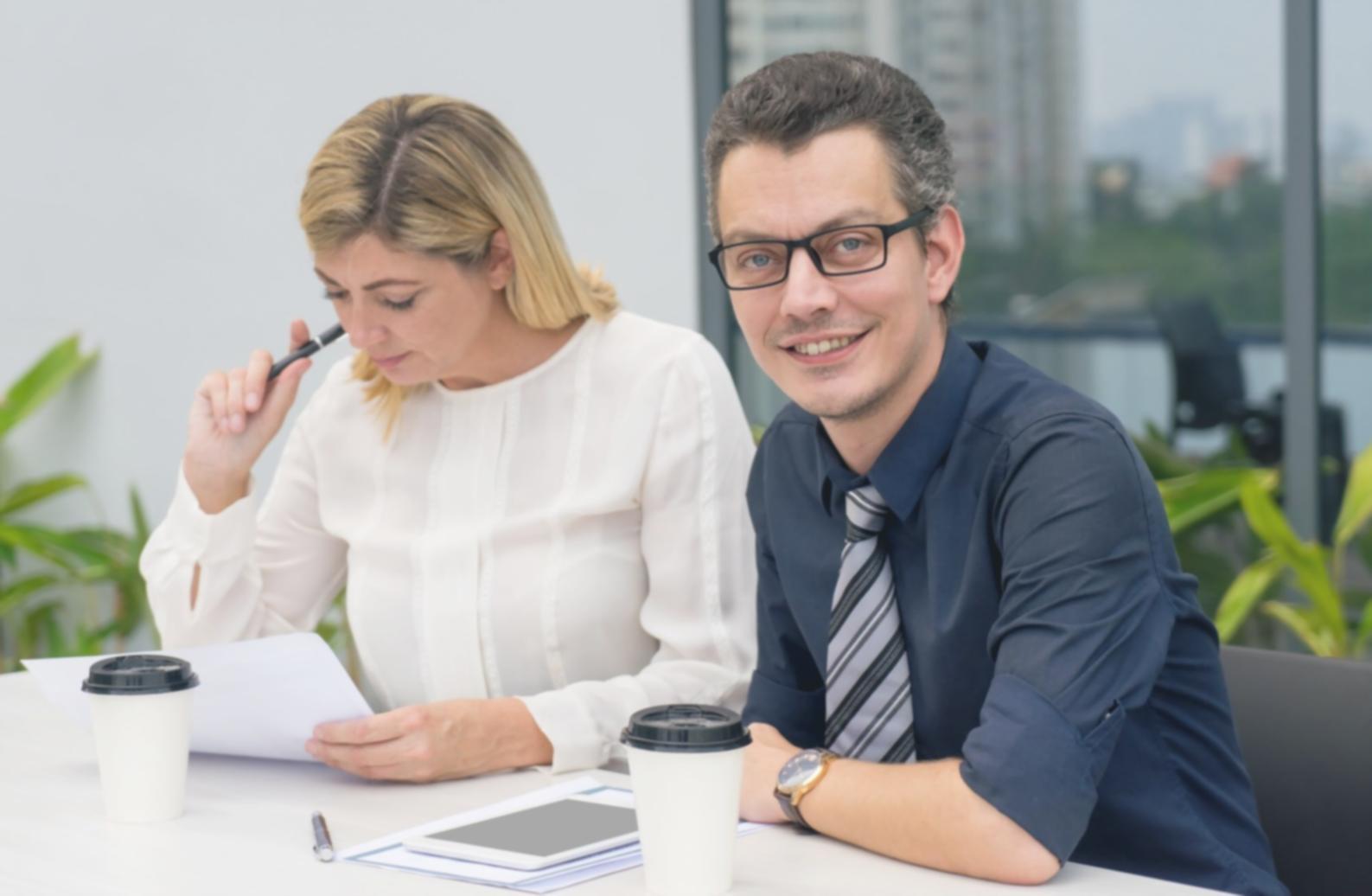 Finanzexperte bei der Datenauswertung am Arbeitsplatz